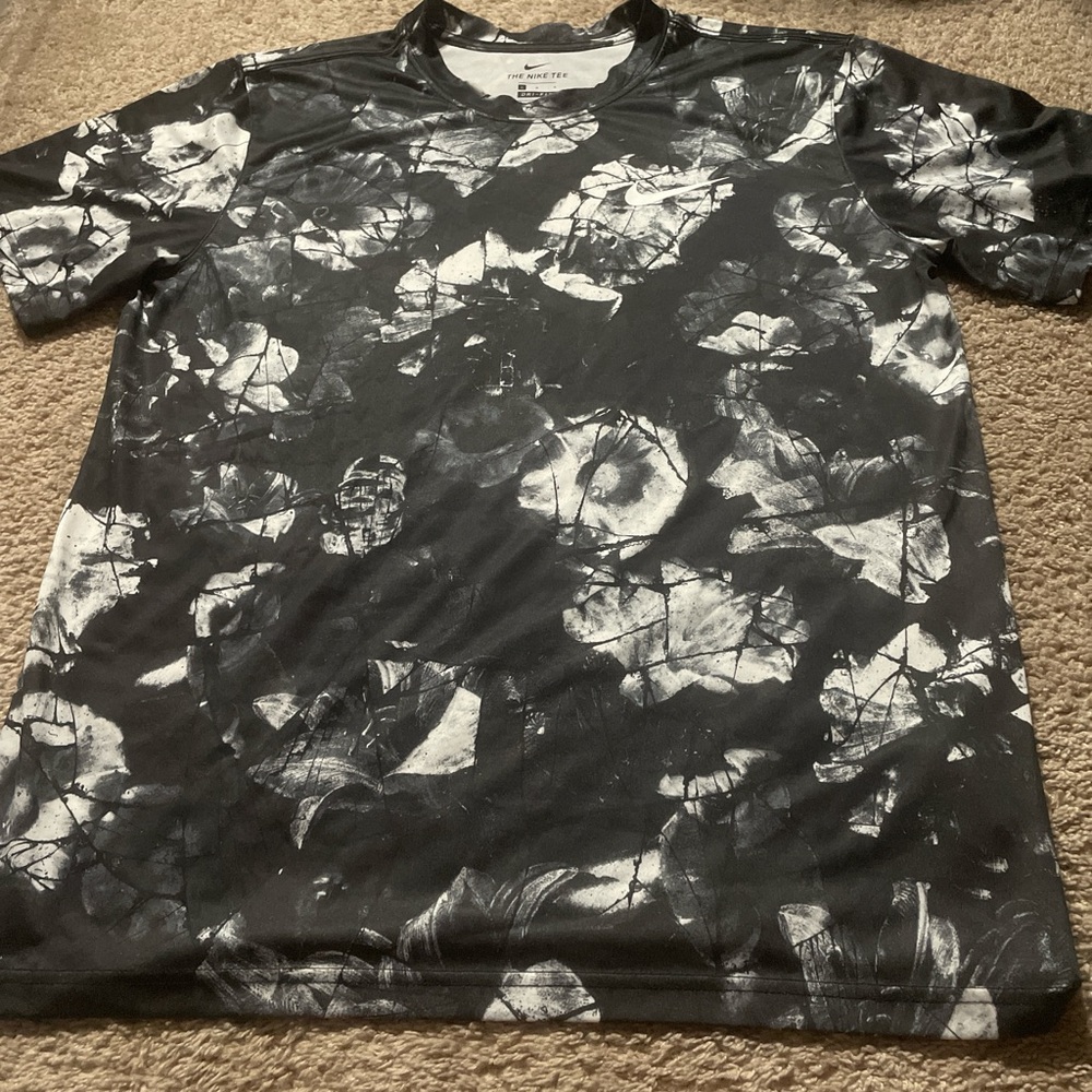 Nike Black and White Short Sleeve Tee